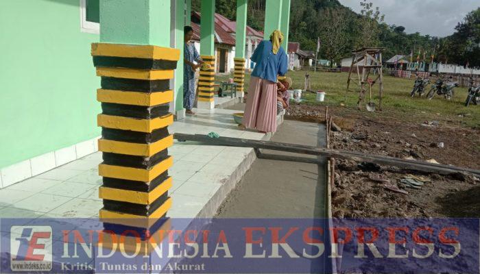 Ibu-Ibu Turut Bantu Satgas TMMD 125 Cat Sekolah TK di Konawe