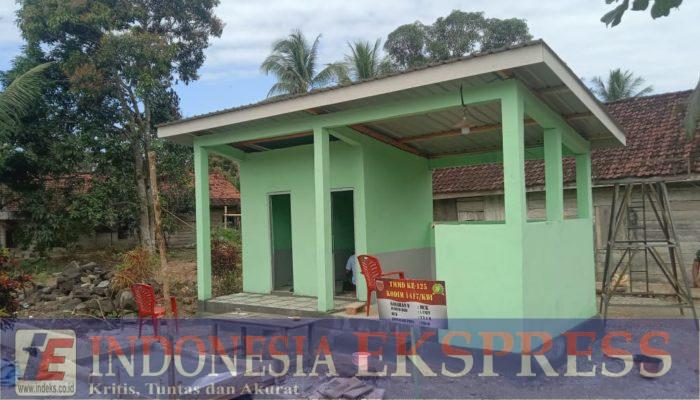 Pemasangan Tehel, Tanda Memasuki Tahap Finishing MCK Oleh Satgas 125 Kodim 1417/Kdi