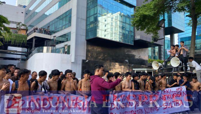 Puluhan Massa Geruduk Kantor PT.VDNI di Jakarta sambil Membuka Baju