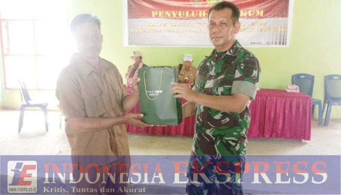 TMMD 125 Kodim 1417/Kendari Salurkan Bantuan Pupuk dan Souvenir untuk Petani di Asinua