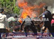 Brimob Polda Sultra Kerahkan Dua Water Cannon Padamkan Kebakaran Pabrik Ban Bekas di Konsel