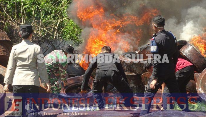 Brimob Polda Sultra Kerahkan Dua Water Cannon Padamkan Kebakaran Pabrik Ban Bekas di Konsel