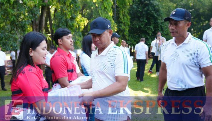 Panglima TNI Bagikan Ratusan Paket Sembako dan Lepas Ratusan Ekor Burung di Mabes TNI