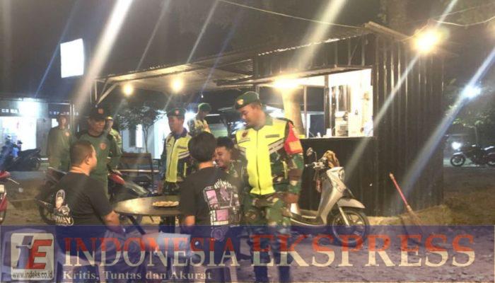 Babinsa Lainea Patroli Malam Bersama Warga, Ciptakan Rasa Aman di Desa Lamong Jaya