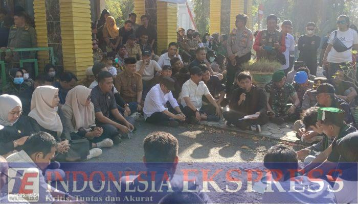 Aksi Duduk Bersama Ketua DPRD, Bupati Forkopimda Soppeng bersama Massa Aksi