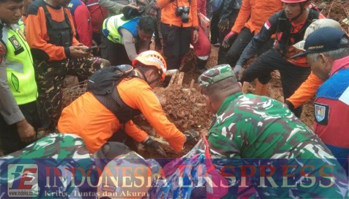 TNI Evakuasi Korban Longsor, Distribusikan logistik dan Pastikan Kebutuhan Dasar Warga Terpenuhi