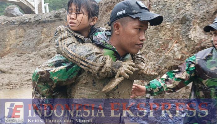 Prajurit TNI AD Gerak Cepat Bantu Evakuasi Korban Banjir dan Longsor di Padang Panjang