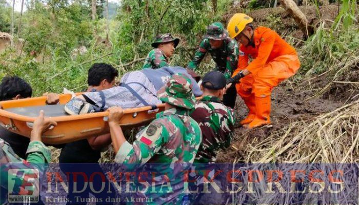Demi Selamatkan Ibu dan Bayi, Prajurit TNI Tandu Ibu Hamil di Jalur Terisolasi