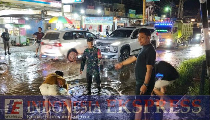 Babinsa, Kades, dan Warga Gotong Royong Perbaiki Jalan Rusak di Moncongloe Maros