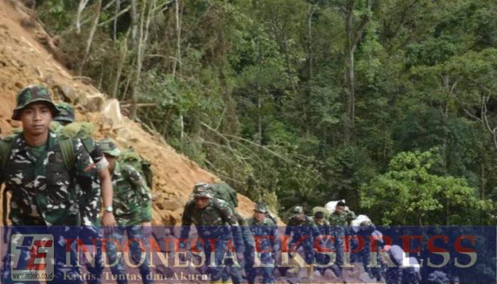 Berjalan Kaki, TNI Salurkan Bantuan ke Desa Terisolasi di Sitahuis Tapanuli Tengah