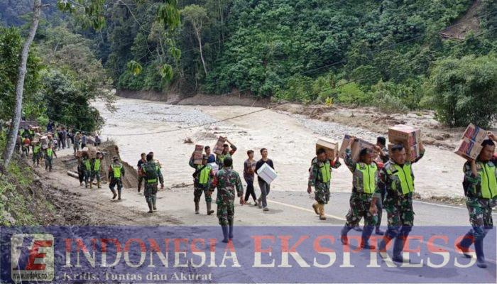 Terisolir, Personel Kodim Aceh Tenggara Jalan Kaki Antar Bantuan ke Ketambe