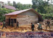 Percepat pemulihan, Satgas Gulbencal Kodam I/BB Bersihkan Rumah Warga Terdampak Longsor di Bonan Dolok Tapanuli Tengah