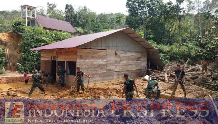 Percepat pemulihan, Satgas Gulbencal Kodam I/BB Bersihkan Rumah Warga Terdampak Longsor di Bonan Dolok Tapanuli Tengah
