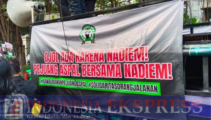 Sidang Perdana Nadiem Makarim, Simpatisan Driver GOJEK Gelar Aksi Dukungan