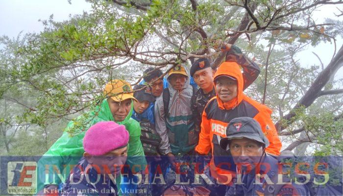 Tanpa Mengenal Lelah Prajurit Hasanuddin Hantam Medan Terjal Mengevakuasi Korban