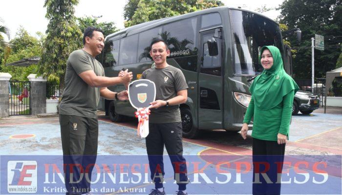 Penyerahan Simbolis Kendaraan Bus untuk Mendukung Operasional Persit KCK PD II/Sriwijaya