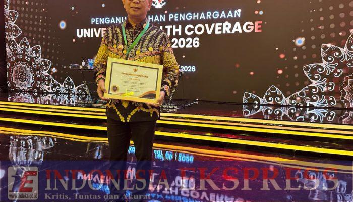 Bupati Soppeng H.Suwardi Haseng Terima Langsung Penghargaan Capaian UHC dari Pemerintah Pusat