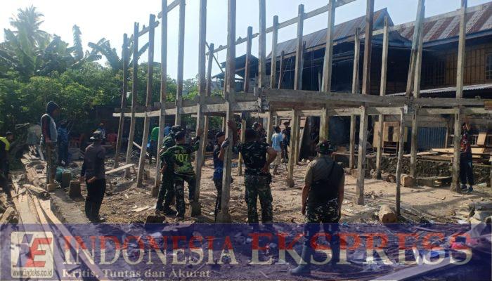 Personel TMMD ke-127 Kodim 1423/Soppeng Bantu Bongkar Rumah Warga, Wujud Nyata Kepedulian TNI