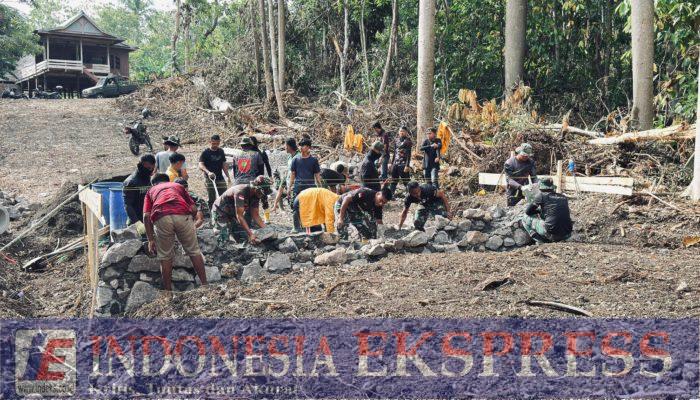 Satgas TMMD Ke-127 Kodim 1423/Soppeng Bangun Pondasi Decker Gorong-gorong Bersama Warga dan Mahasiswa