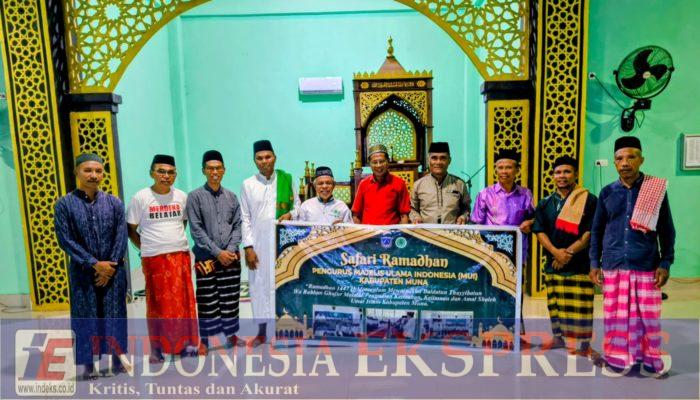 Pengurus MUI Muna dan Forum Tenaga Kesehatan Serahkan Mimbar untuk Masjid Al Furqon Pola