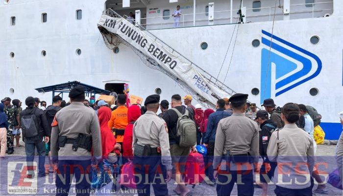 Personel Operasi Ketupat Mansinam 2026 Amankan Arus Mudik Lebaran di Pelabuhan Manokwari