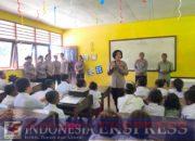 Dalam Rangka Hari Kartini,Polwan Polda Papua Barat Bagikan Tas Untuk Anak Sekolah