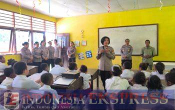 Dalam Rangka Hari Kartini,Polwan Polda Papua Barat Bagikan Tas Untuk Anak Sekolah