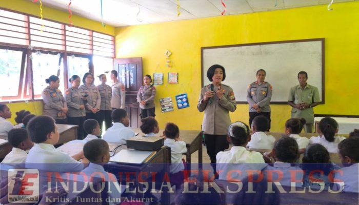 Dalam Rangka Hari Kartini,Polwan Polda Papua Barat Bagikan Tas Untuk Anak Sekolah