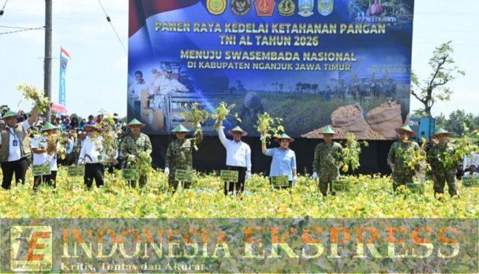 Panglima TNI Bersama Menteri Pertanian Melaksanakan Panen Raya Kedelai Ketahanan Pangan TNI AL di Nganjuk