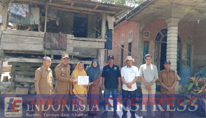 Pemdes Lambandia Salurkan BLT Dana Desa Secara Door to Door kepada Lansia dan Warga Sakit