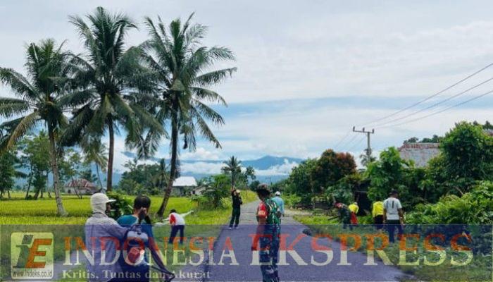 Personel Koramil Wotu Bersama Warga Lambarese Bersihkan Drainase Desa