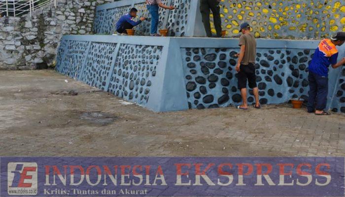 Dipimpin Andi Surahman, Satpol PP Soppeng Percantik Kawasan Masjid Raya Agung Darussalam