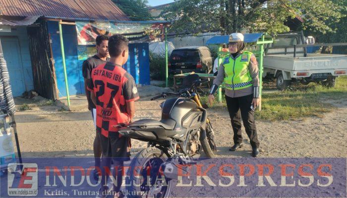 Polwan Ditlantas Polda Sultra Edukasi Pengendara Lewat Program Polantas Menyapa di Kendari