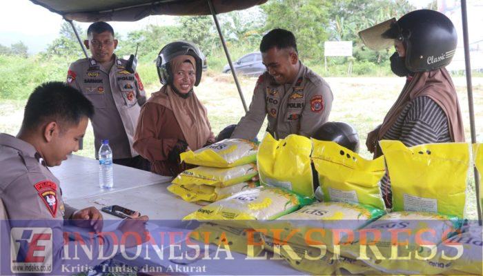 Brimob Polda Sultra Gelar Penjualan Beras SPHP di Konawe Selatan untuk Jaga Stabilitas Harga Pangan