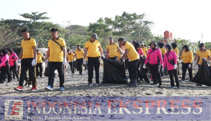 Kapolres Bulukumba Pimpin 200 Personel Bersihkan Pantai Merpati, Ajak Warga Jaga Lingkungan