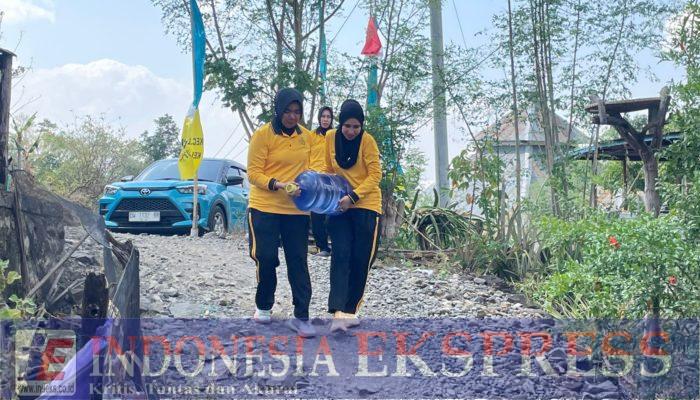 Hari Jadi Polwan ke-78, Polwan Polres Soppeng Salurkan Air Bersih untuk Warga Terdampak Kekeringan