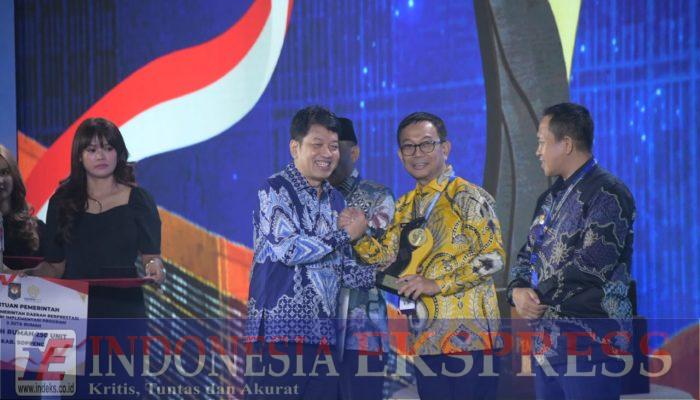 Kemendagri Serahkan Penghargaan Terbaik II Atas Prestasi Soppeng Dalam Pelaksanaan Program Perumahan Nasional