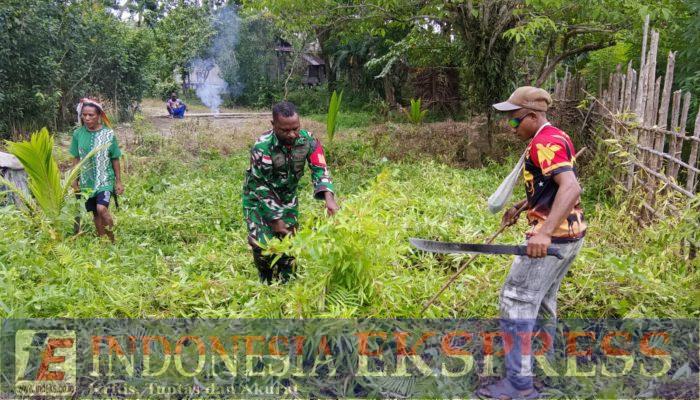 Gotong Royong TNI dan Warga Batom Sambut HUT Ke-81 TNI