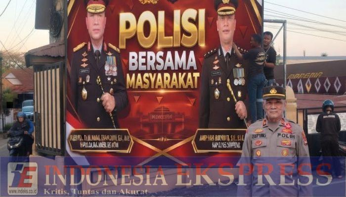 Aksi Kompak AKP Asep Sibli dan Personel Dirikan Baliho Baru di Gerbang Mako, Polsek Lalabata Siap Wujudkan “Polisi Bersama Masyarakat”