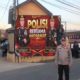 Aksi Kompak AKP Asep Sibli dan Personel Dirikan Baliho Baru di Gerbang Mako, Polsek Lalabata Siap Wujudkan “Polisi Bersama Masyarakat”
