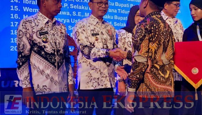 Soppeng Berjaya di Kancah Nasional : Bupati Suwardi Haseng Terima Dwija Praja Nugraha