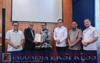 Bupati Soppeng H.Suwardi Haseng Terima Sertifikat Aset Daerah dalam Kunker Komisi II DPR RI