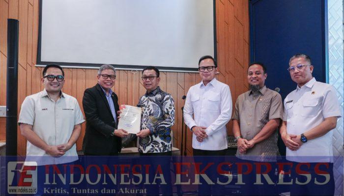 Bupati Soppeng H.Suwardi Haseng Terima Sertifikat Aset Daerah dalam Kunker Komisi II DPR RI