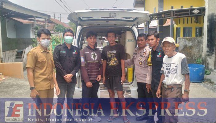 Responsif Laporan Petugas Kesehatan, Bhabinkamtibmas Lapajung Bantu Evakuasi Pasien ke RSUD Latemmamala