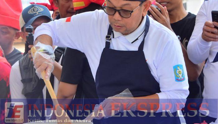 Bupati Soppeng Suwardi Haseng Unjuk Kebolehan Memasak Nasi Goreng di HUT ke-357 Sulsel