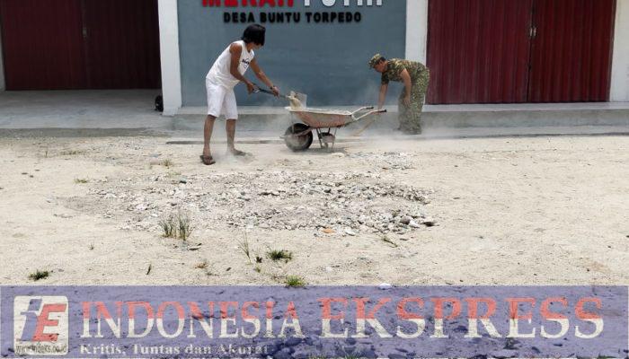 Babinsa dan Warga Gotong Royong Bersihkan Sisa Material Pembangunan KDKMP di Luwu Utara
