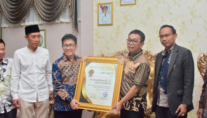 Bupati Soppeng Terima PWI Sulsel Award 2026 atas Komitmen Majukan Pendidikan