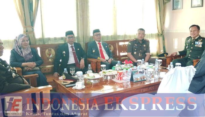Secangkir Kopi Larutkan Suasana Penuh Keakraban, Bupati dan Wakil Bupati Soppeng Bersama dalam Ruangan