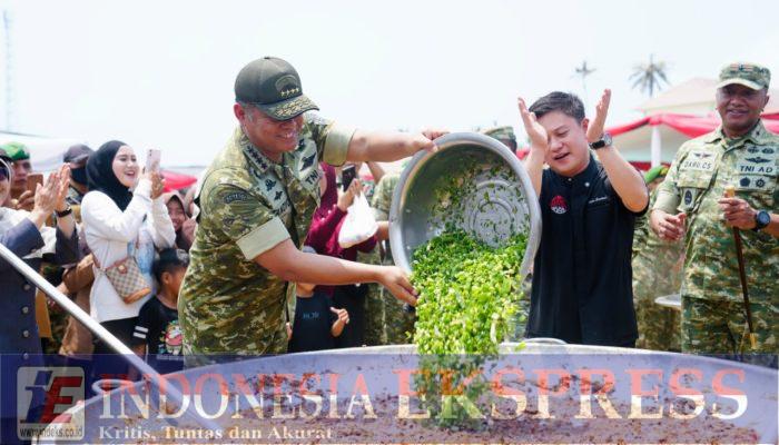 Wakil Panglima TNI Tinjau Masak Besar Bobon Santoso di Pandeglang, Bagikan Bansos kepada Warga