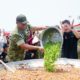 Wakil Panglima TNI Tinjau Masak Besar Bobon Santoso di Pandeglang, Bagikan Bansos kepada Warga